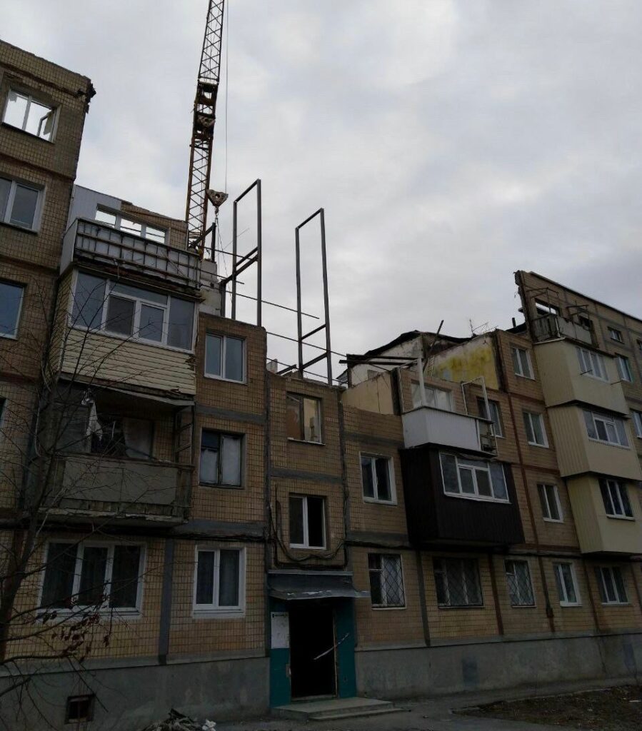 У Харкові відбудовують будинок, в якому звалився дах та кілька поверхів (фото)