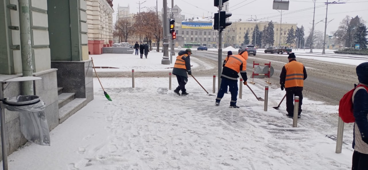 В Харькове убирают снег на центральных улицах