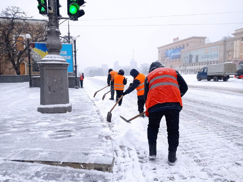 Вулиці Харкова від снігу розчищають близько 2000 комунальників (фото)