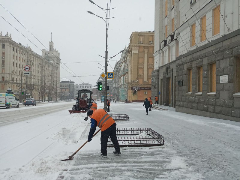 В Харькове убирают снег на центральных улицах 4