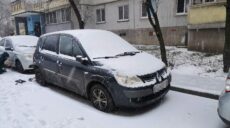У дворах Харкова вночі невідомі порізали колеса 17 машин (фото)