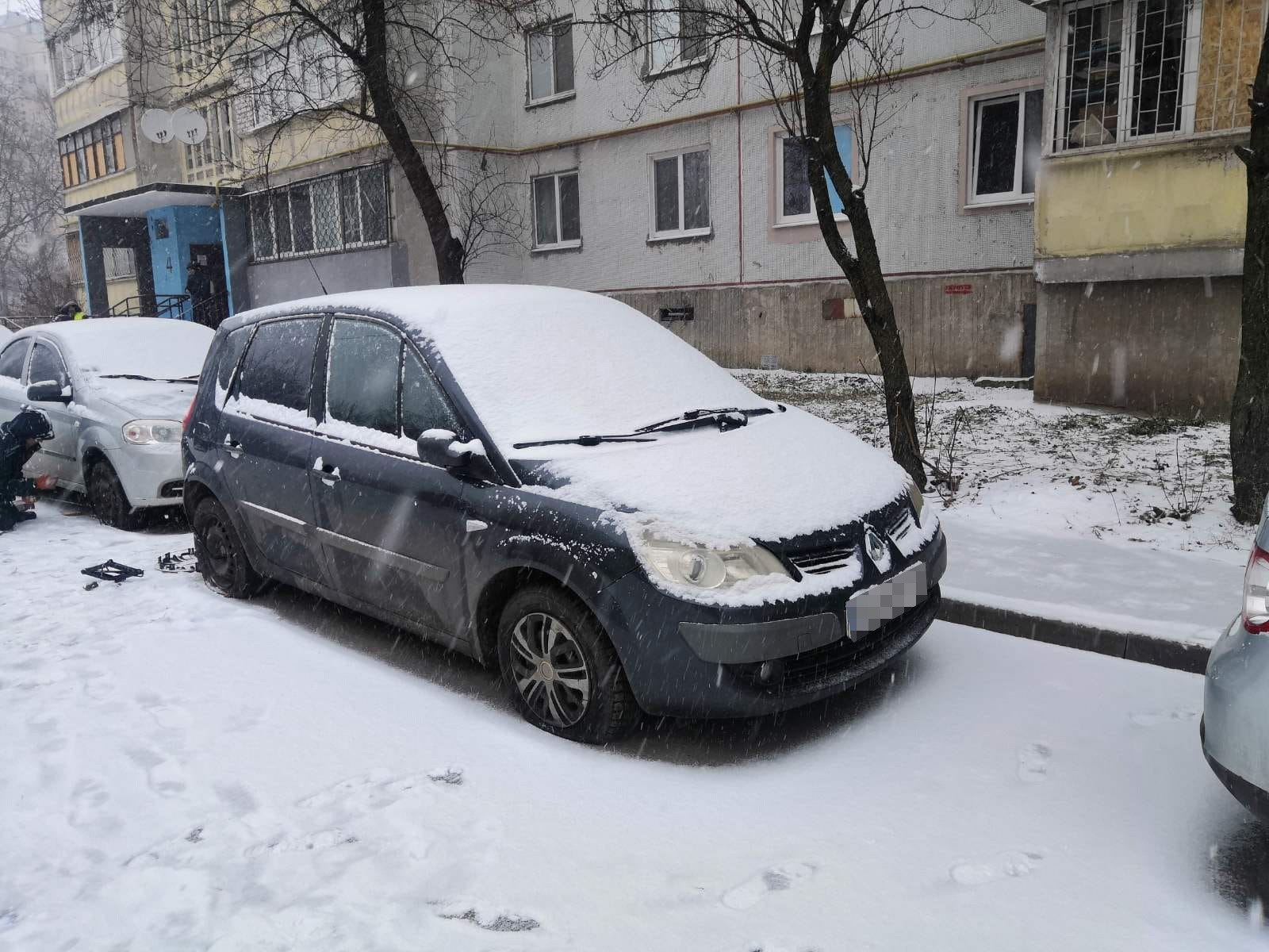 Во дворах Харькова ночью неизвестные изрезали колеса 17 машин (фото)