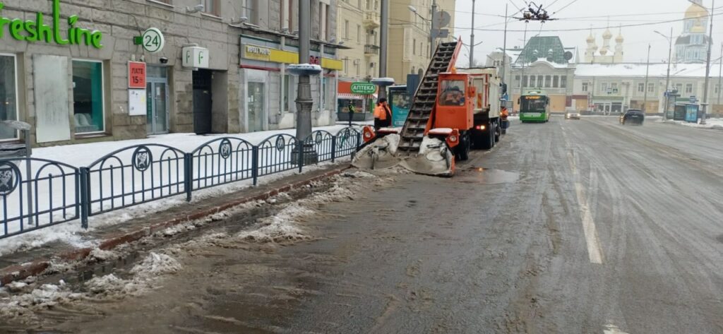 На дороги Харькова высыпали 938 тонн дефицитного продукта (фото)