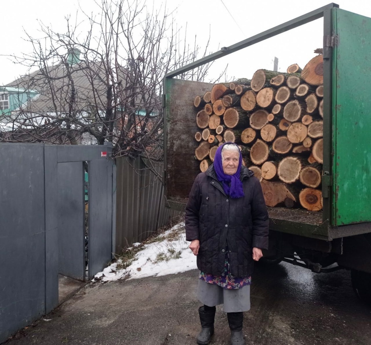 Жители Харькова получают дрова от горсовета