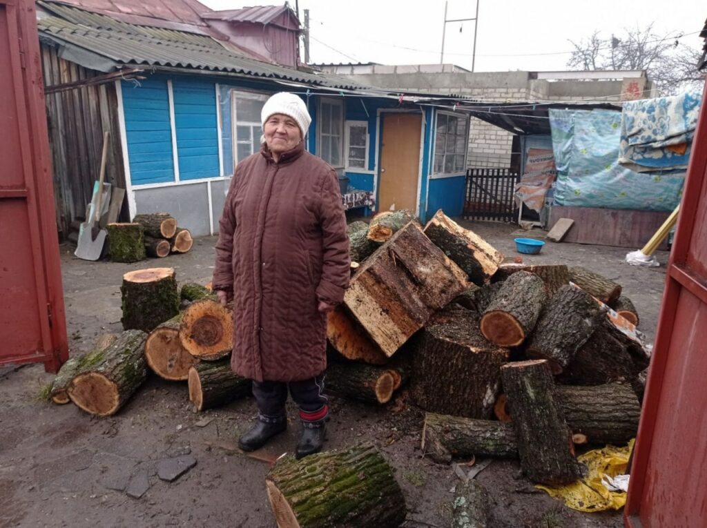Жителям Харькова начали выдавать дрова для отопления