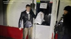 На Салтовке мужчина с кирпичом в пакете напал на магазин