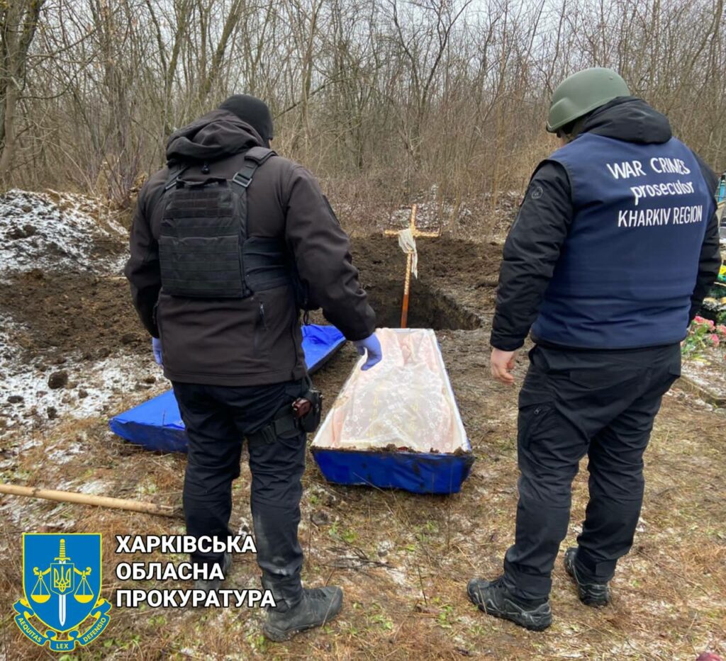 Шла к сыну: на Купянщине эксгумировали жертву вражеского обстрела (фото)