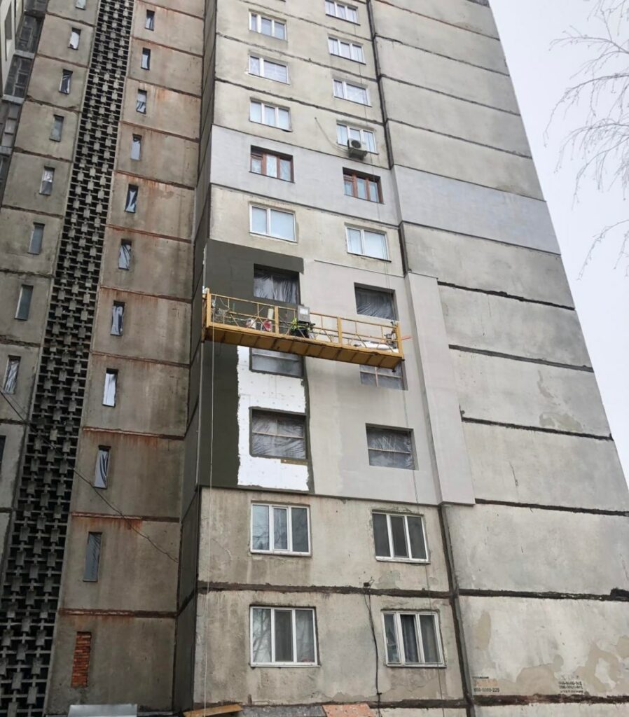 В мэрии Харькова показали, как ремонтируют дома после обстрелов (фото)