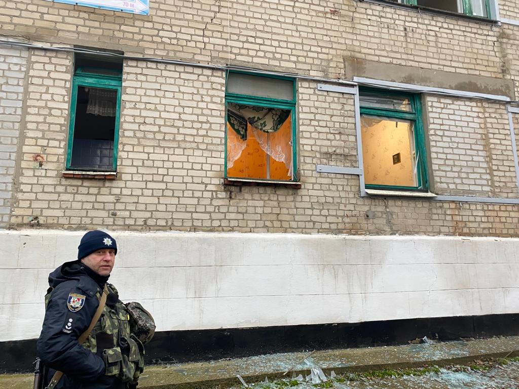 Снаряды ударили у домов и больницы — полиция об обстрелах Харьковщины