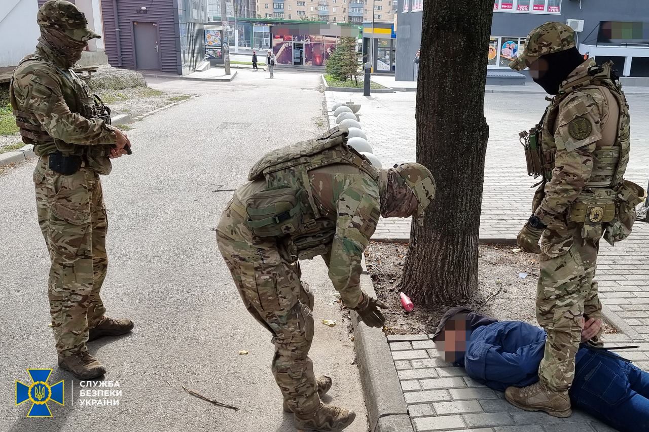 В Харькове задержали сторонника русского мира, вешавшего флаг на здание мэрии