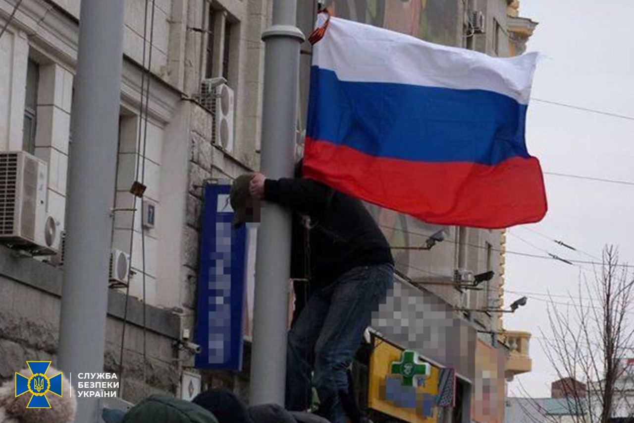 У Харкові затримали прихильника російського світу, який вішав прапор на будівлю мерії 4