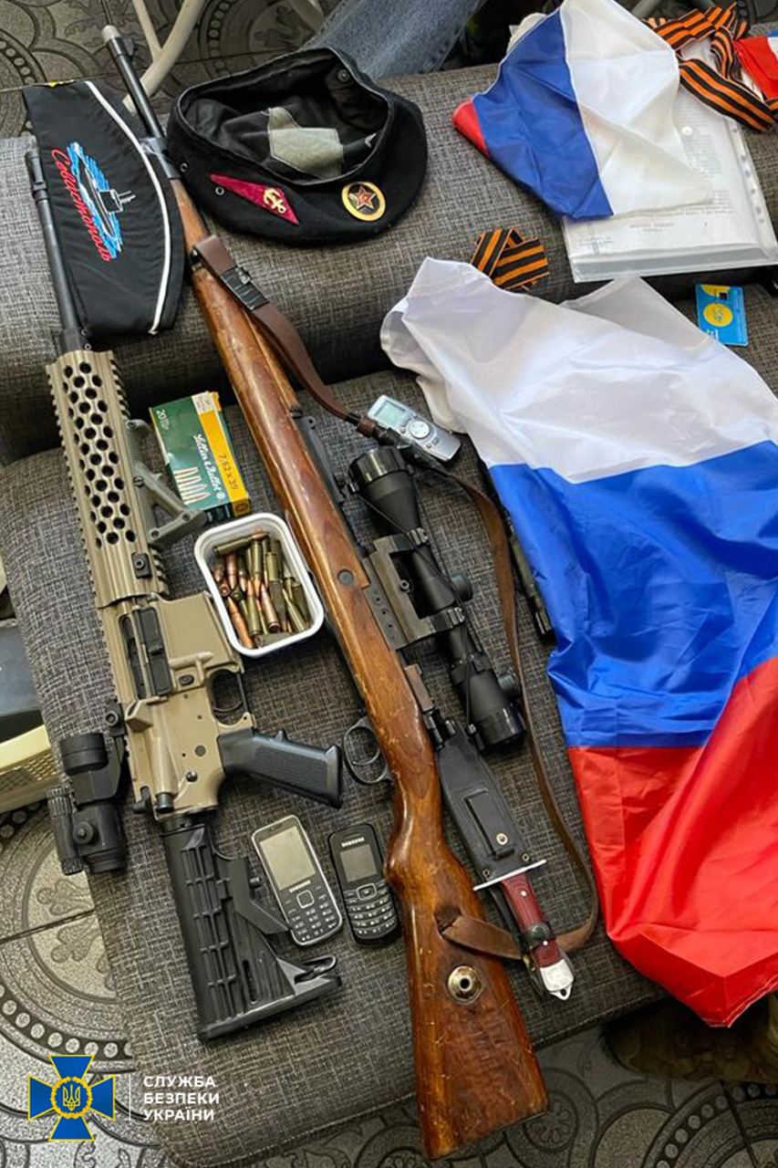 У Харкові затримали прихильника російського світу, який вішав прапор на будівлю мерії 5