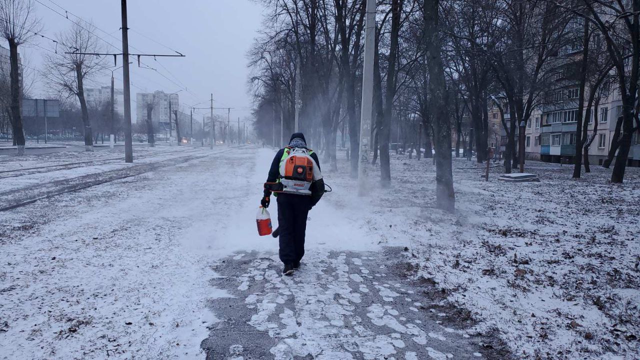 У Харкові прибирають сніг