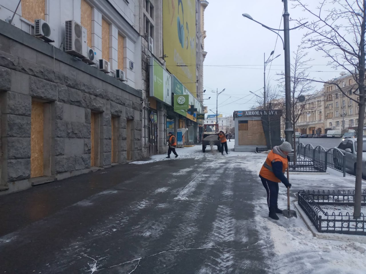 В Харькове убирают снег 3