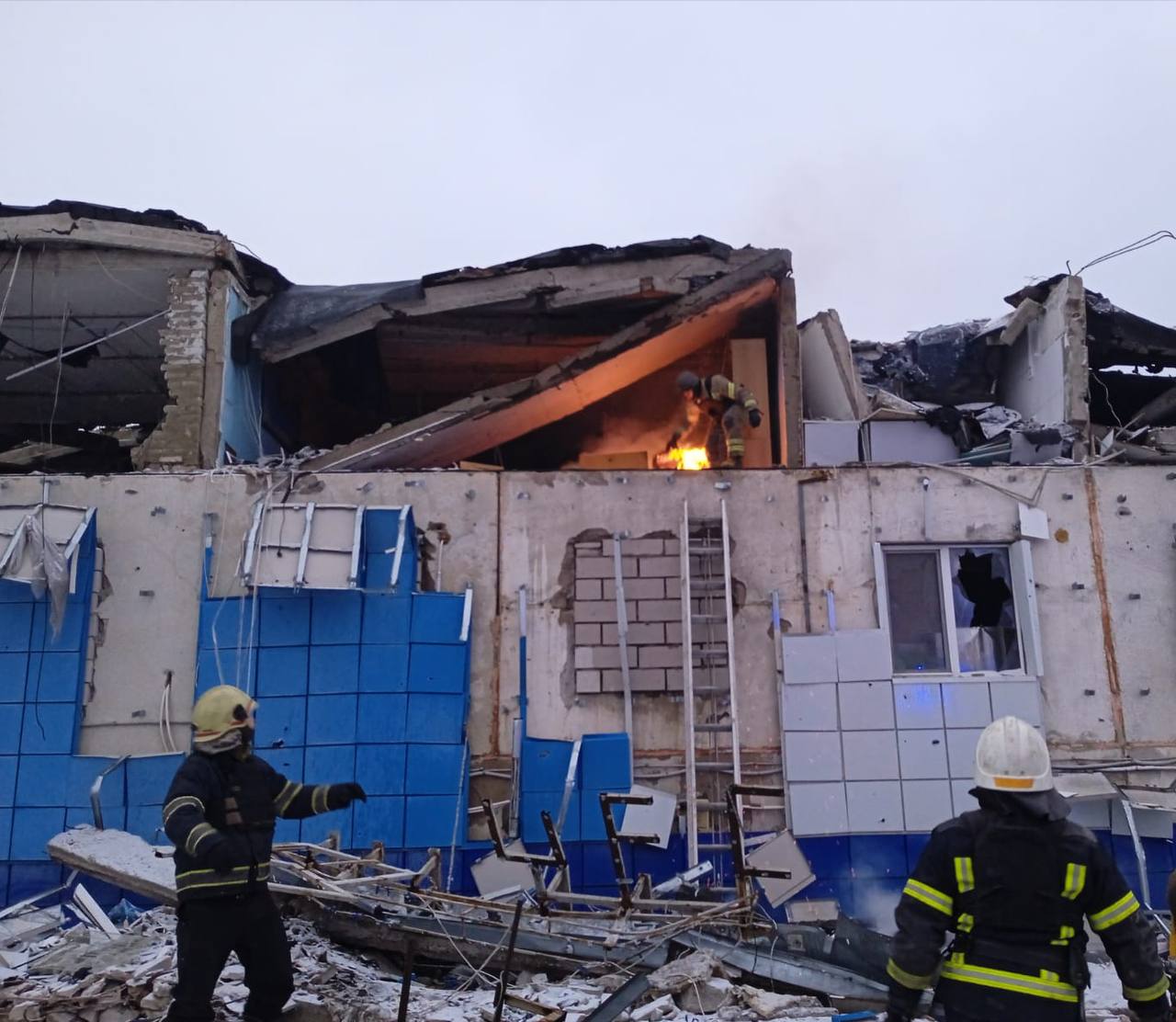 На Харківщині через обстріли горіли адмінбудівля та енергетичний об’єкт