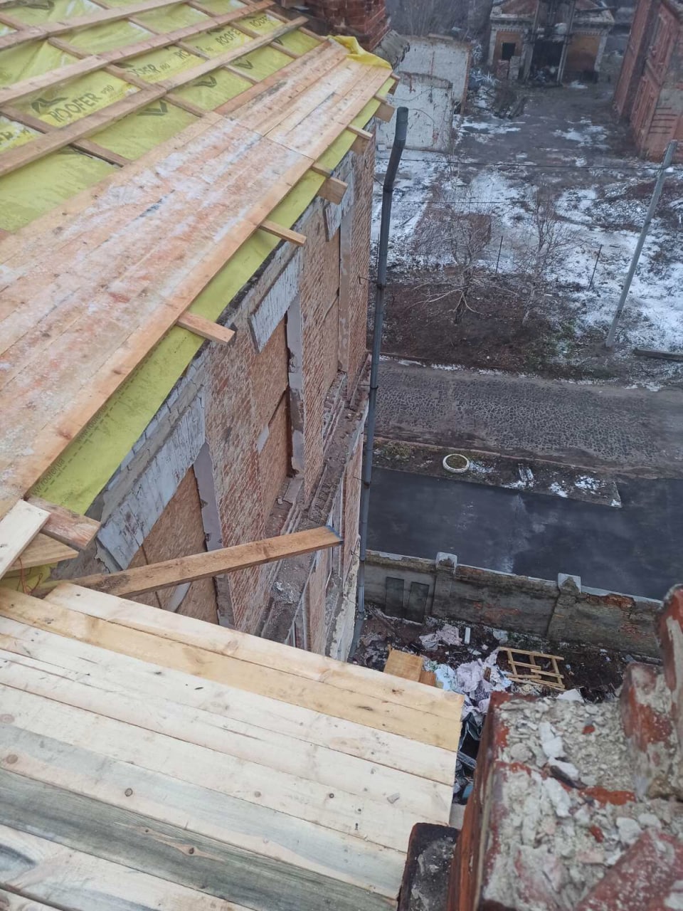 У Харкові відновлюють школу, яка постраждала від російських обстрілів (фото)