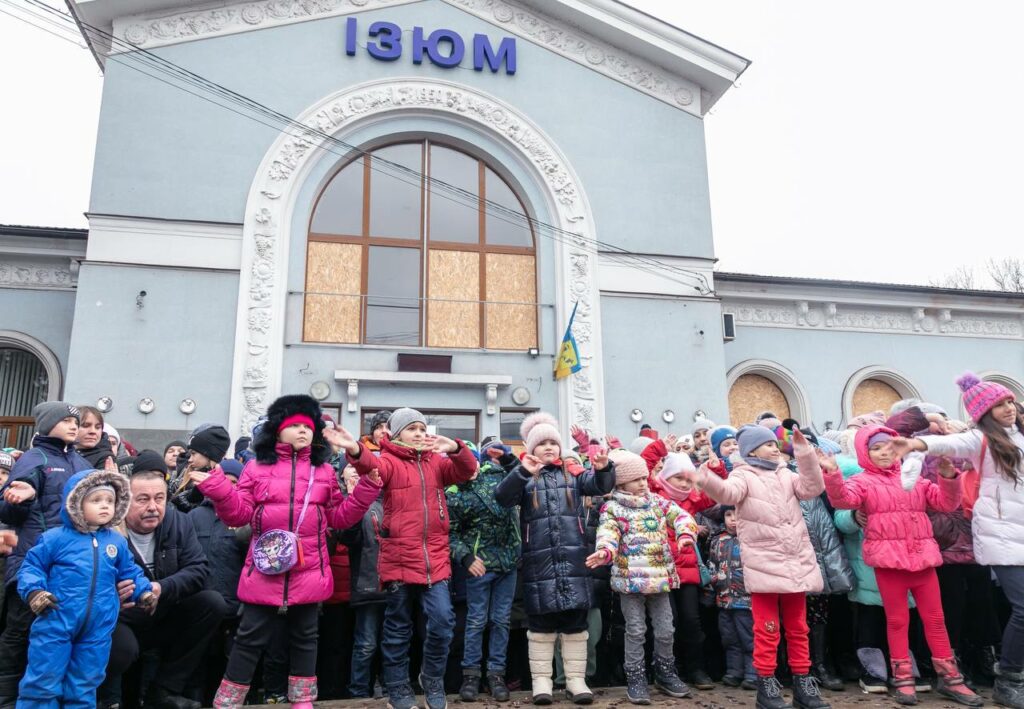 Як зустрічали поїзд святого Миколая діти у звільненому Ізюмі (фото)