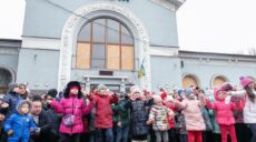 Як зустрічали поїзд святого Миколая діти у звільненому Ізюмі (фото)