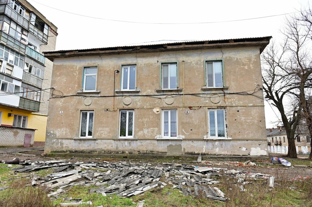 В Ізюмі відновлюють будинки, що постраждали від обстрілів (фото)