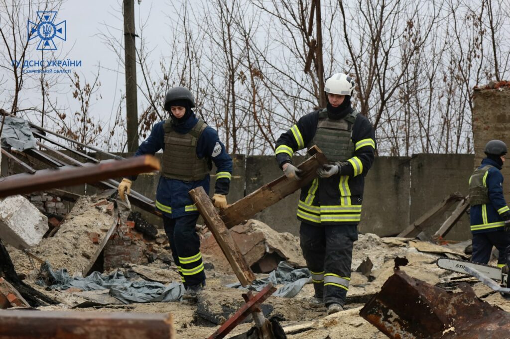 У Балаклії бійці ДСНС розбирають завали знищених росіянами будівель (фото)