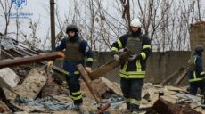 У Балаклії бійці ДСНС розбирають завали знищених росіянами будівель (фото)
