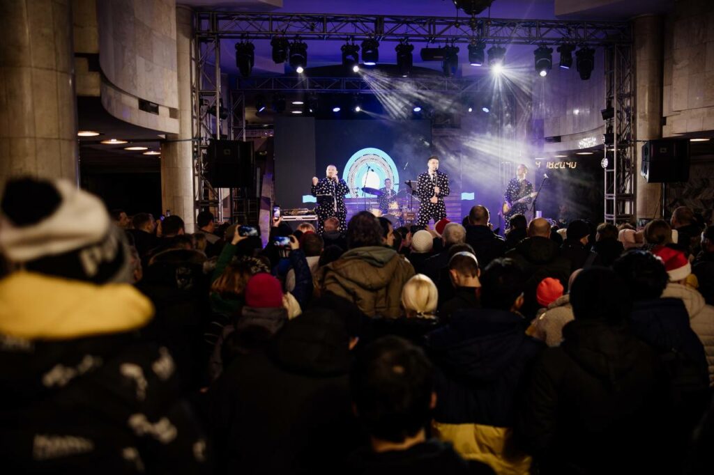 Харьковчане провожают 2022 год в метро: концерт и поздравление Терехова (фото)