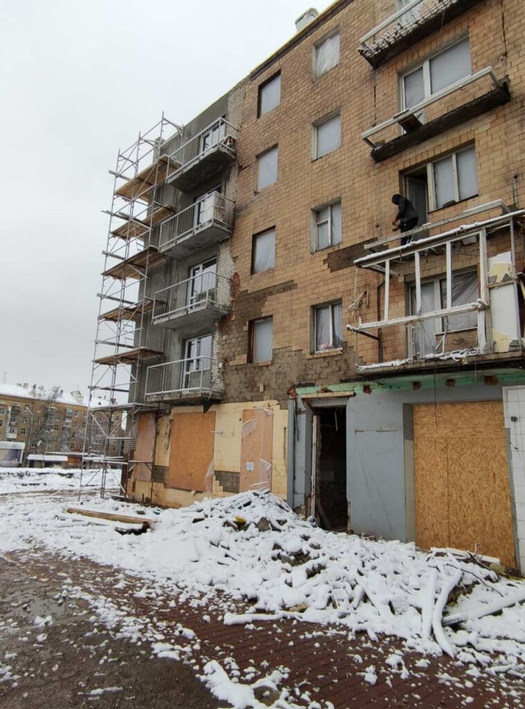 На Холодной Горе и Баварии. В Харькове ремонтируют пострадавшие от ракет дома