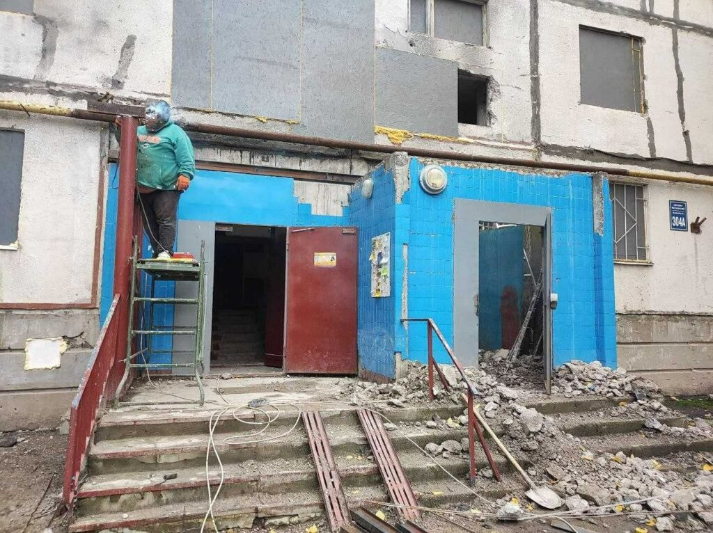 В Харькове ремонтируют дома после обстрелов на ХТЗ и в Слободском районе