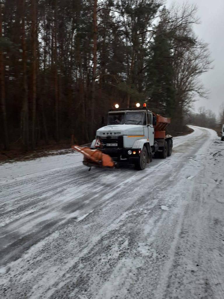 Синєгубов: Для розчищення доріг в області задіяли 150 одиниць спецтехніки