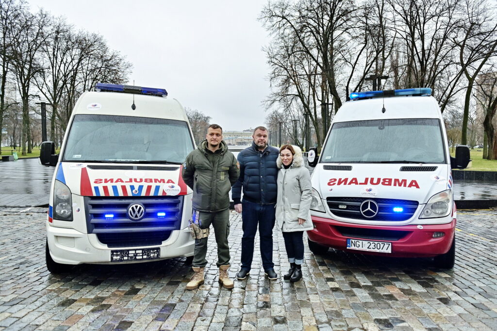 Дві «швидкі» передали громадам Харківщини благодійники з Польщі