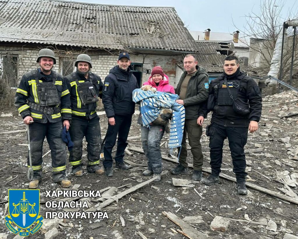 В Купянске правоохранители достали собаку из-под завалов больницы