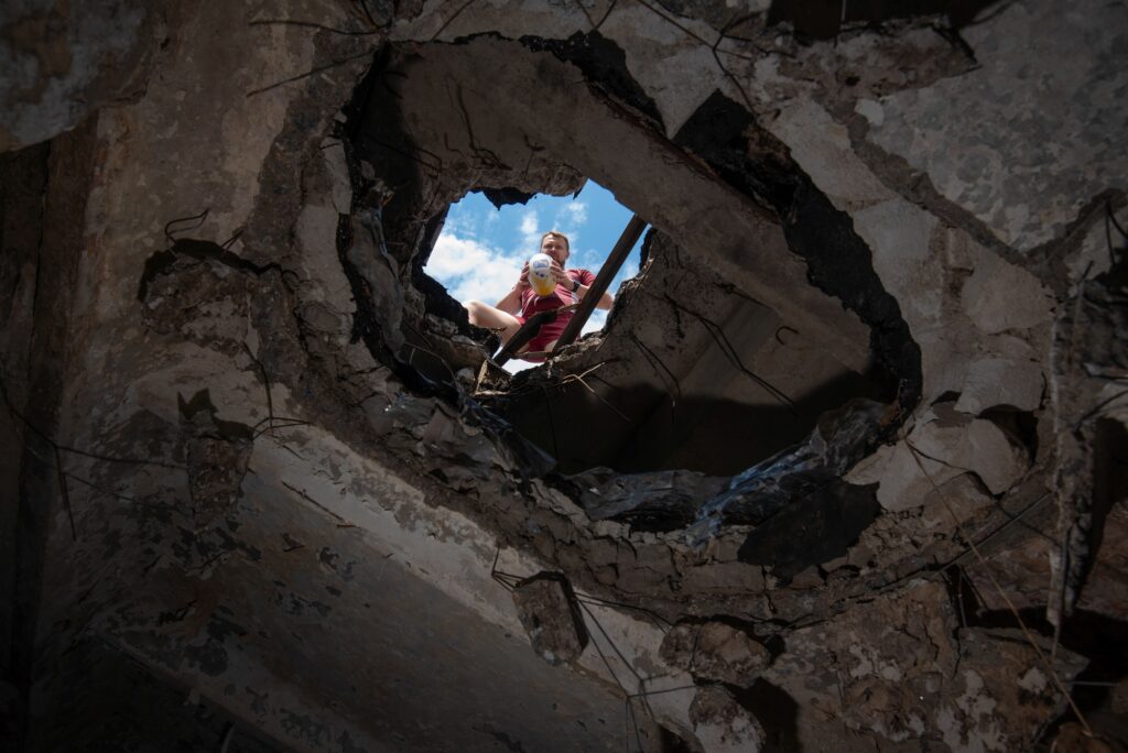 Спортсмент в разрушенном здании в Харькове