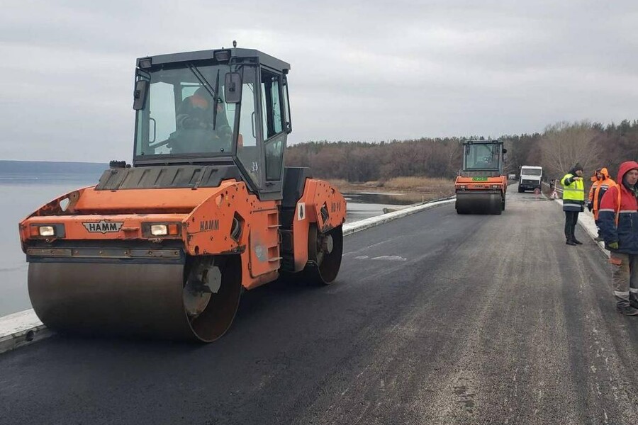 Мост через Печенежское водохранилище восстановлен, по нему уже ездит транспорт