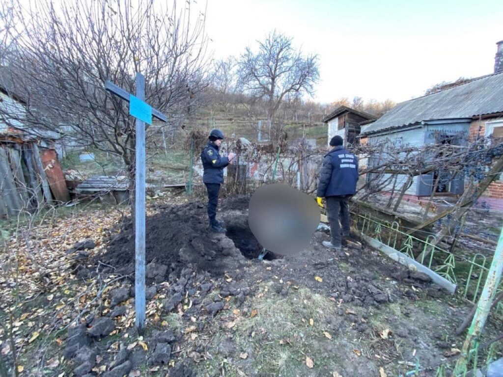 На Харківщині слідчі ексгумували тіло загиблого від обстрілів пенсіонера