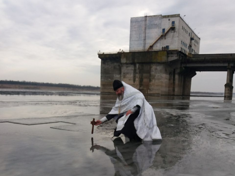 Из кранов харьковчан течет освященная вода