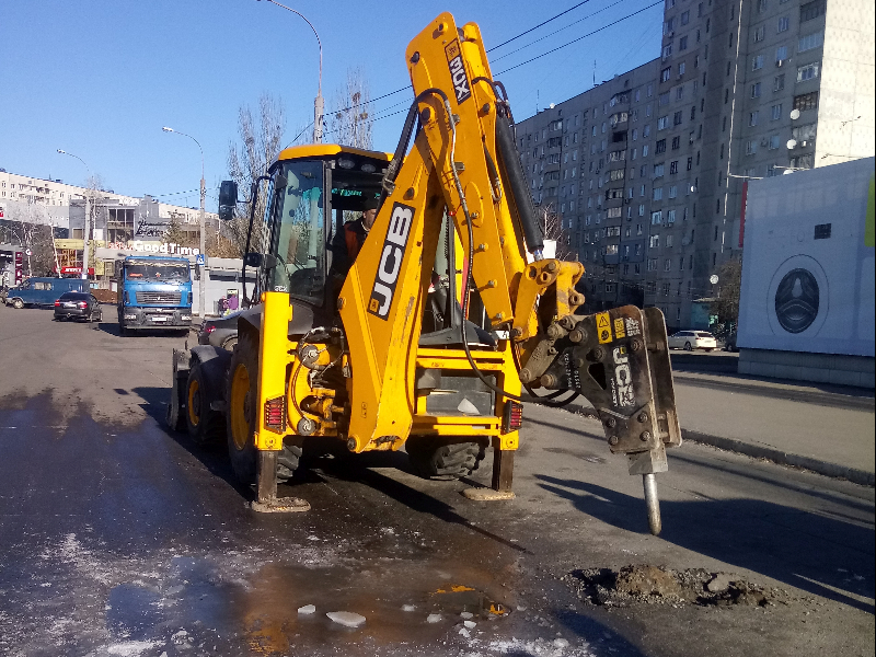 Складна аварія на водопроводі на Олексіївці: комунальники розрили проспект