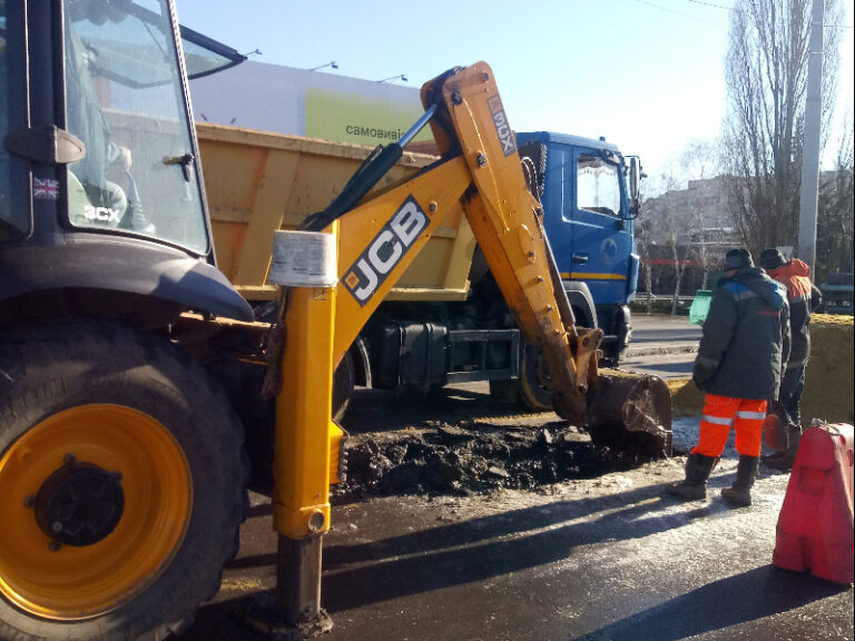 Сложная авария на водопроводе на Алексеевке: коммунальщики разрыли проспект