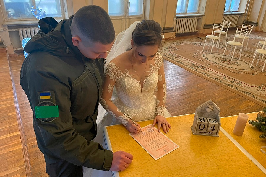 «Война помогла понять, что это любовь» — в Харькове прошла «военная» свадьба