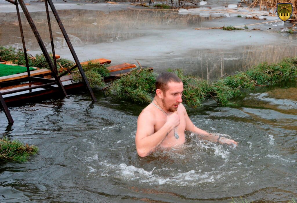 Захисники Харківщини з 92-ї ОМБр занурилися в купіль на Водохреще (фото)