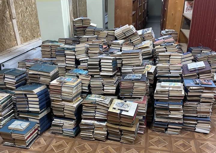 Бібліотека в Ізюмі позбулася радянської та російської літератури (фото)