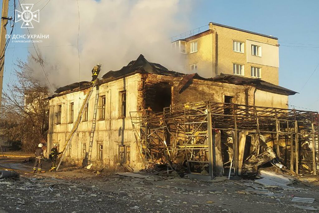 Вночі у Вовчанську гасили масштабну пожежу (фото)