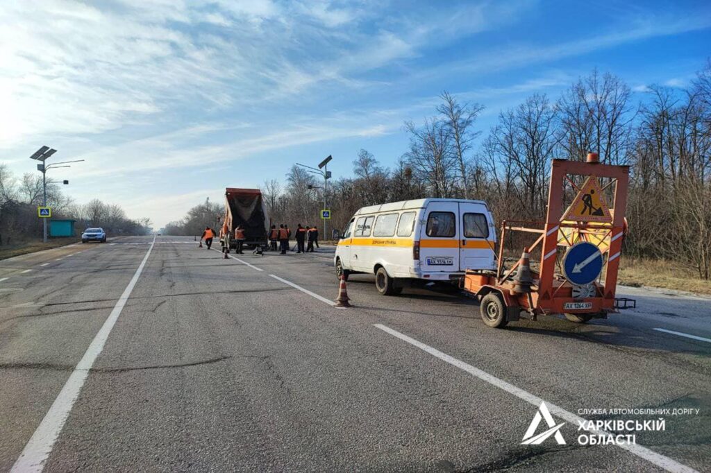 Біля Харкова взимку “латають” дорогу (фото)