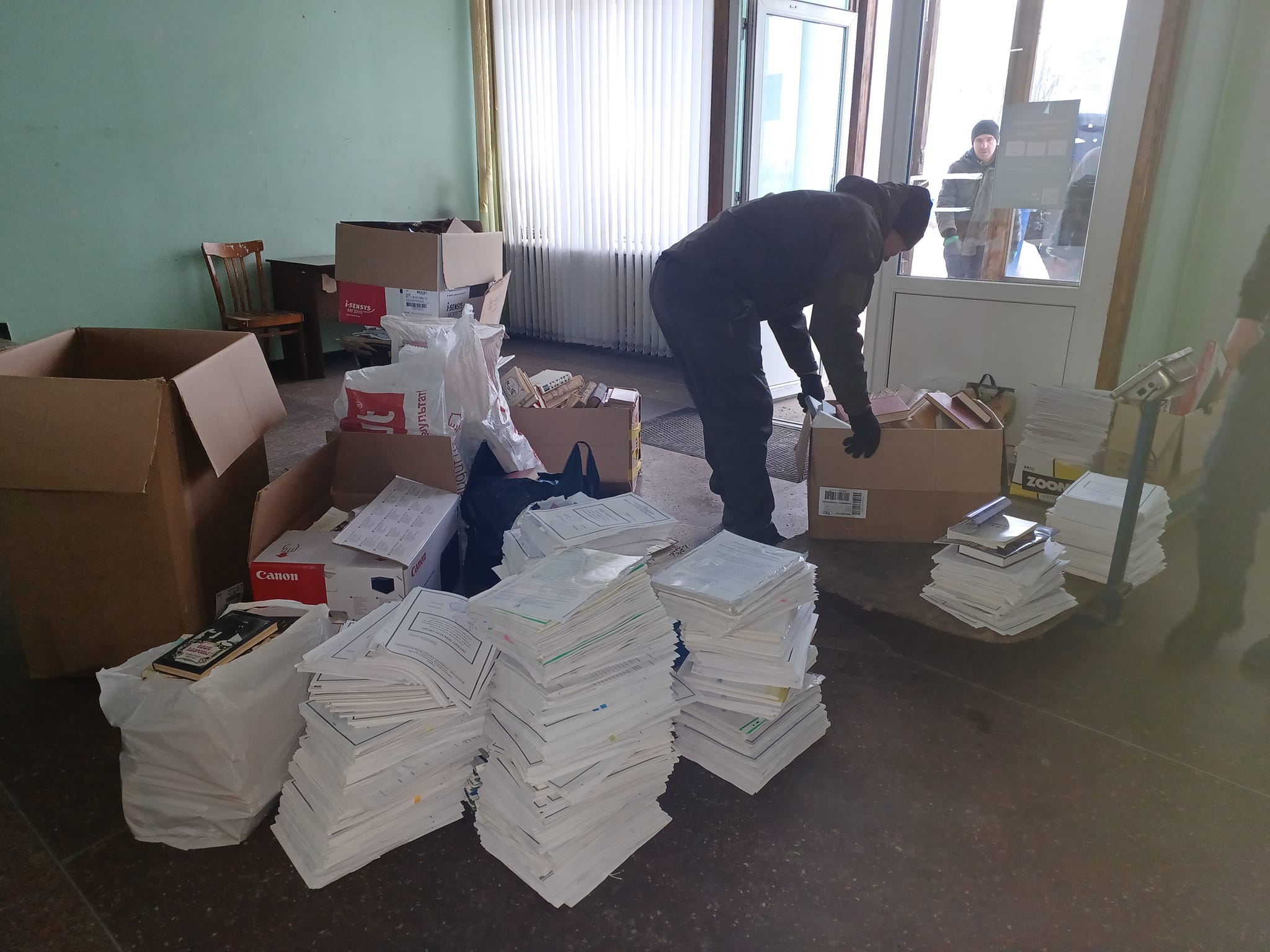 На Харьковщине утилизировали российские книжки и заработали 2100 грн для ВСУ