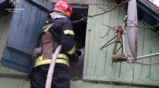 В Харькове горел частный дом: мужчина получил ожоги лица (фото, видео)
