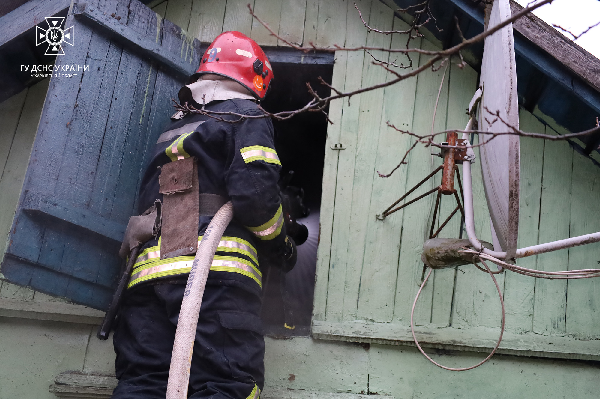 В Харькове горел частный дом: мужчина получил ожоги лица (фото, видео)