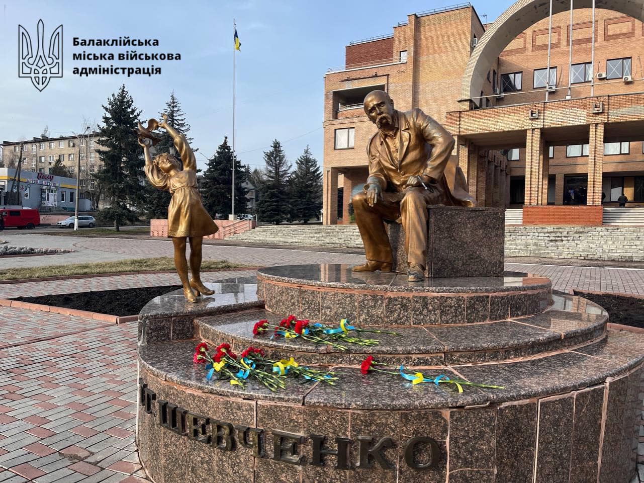 Памятник Шевченко в центре Балаклеи