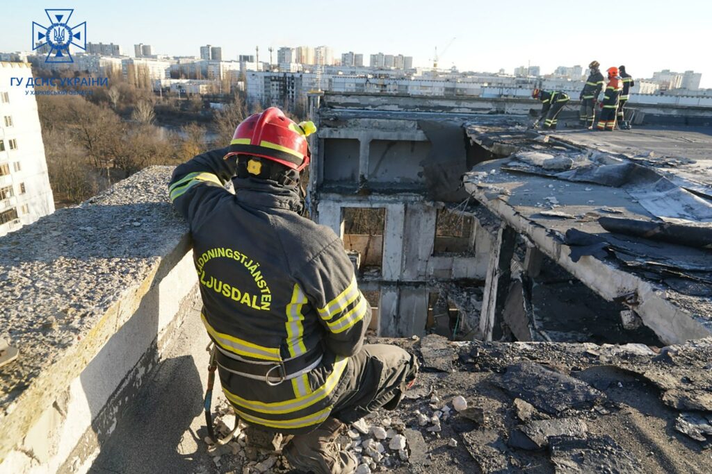 В Харькове для ремонта разбирают завалы на Салтовке и Плехановской (фото)