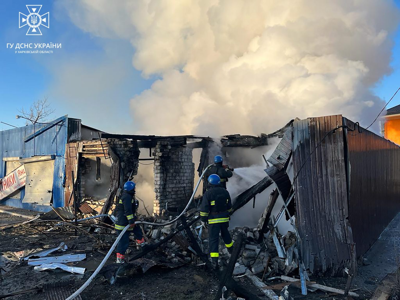 Спасатели погасили пожар в Купянске после утреннего обстрела (фото)