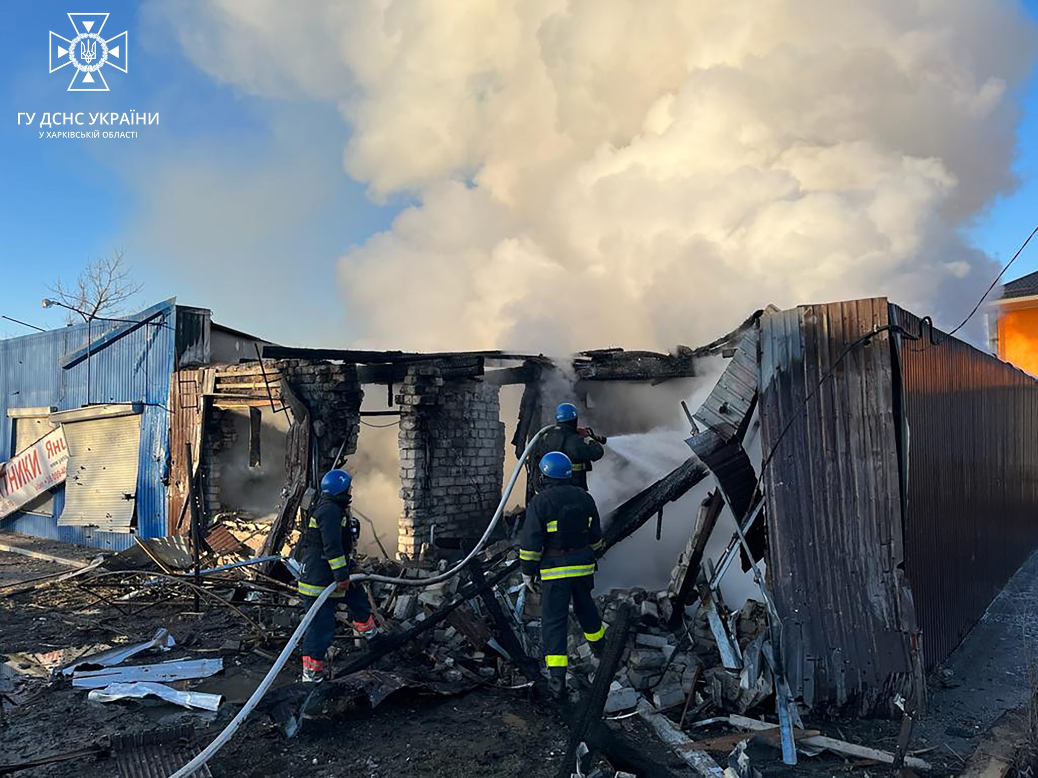 Рятувальники погасили пожежу в Куп’янську після ранкового обстрілу (фото)