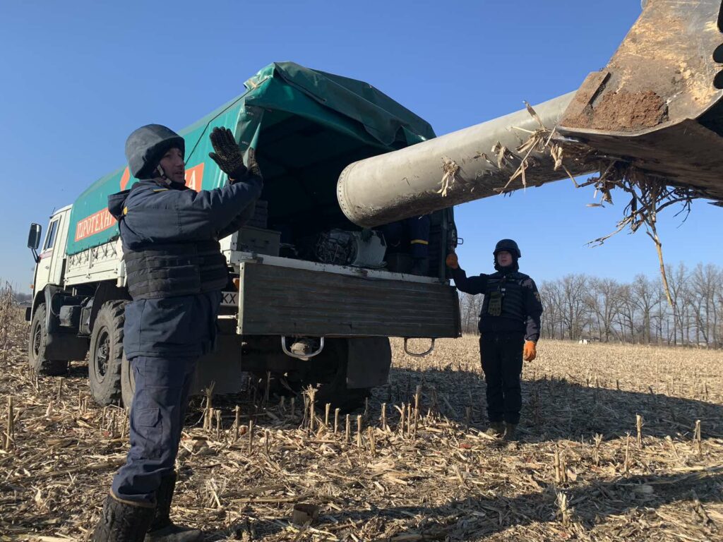 У ДСНС показали, як вивезли залишки ракети С-300 з поля на Харківщині (фото)